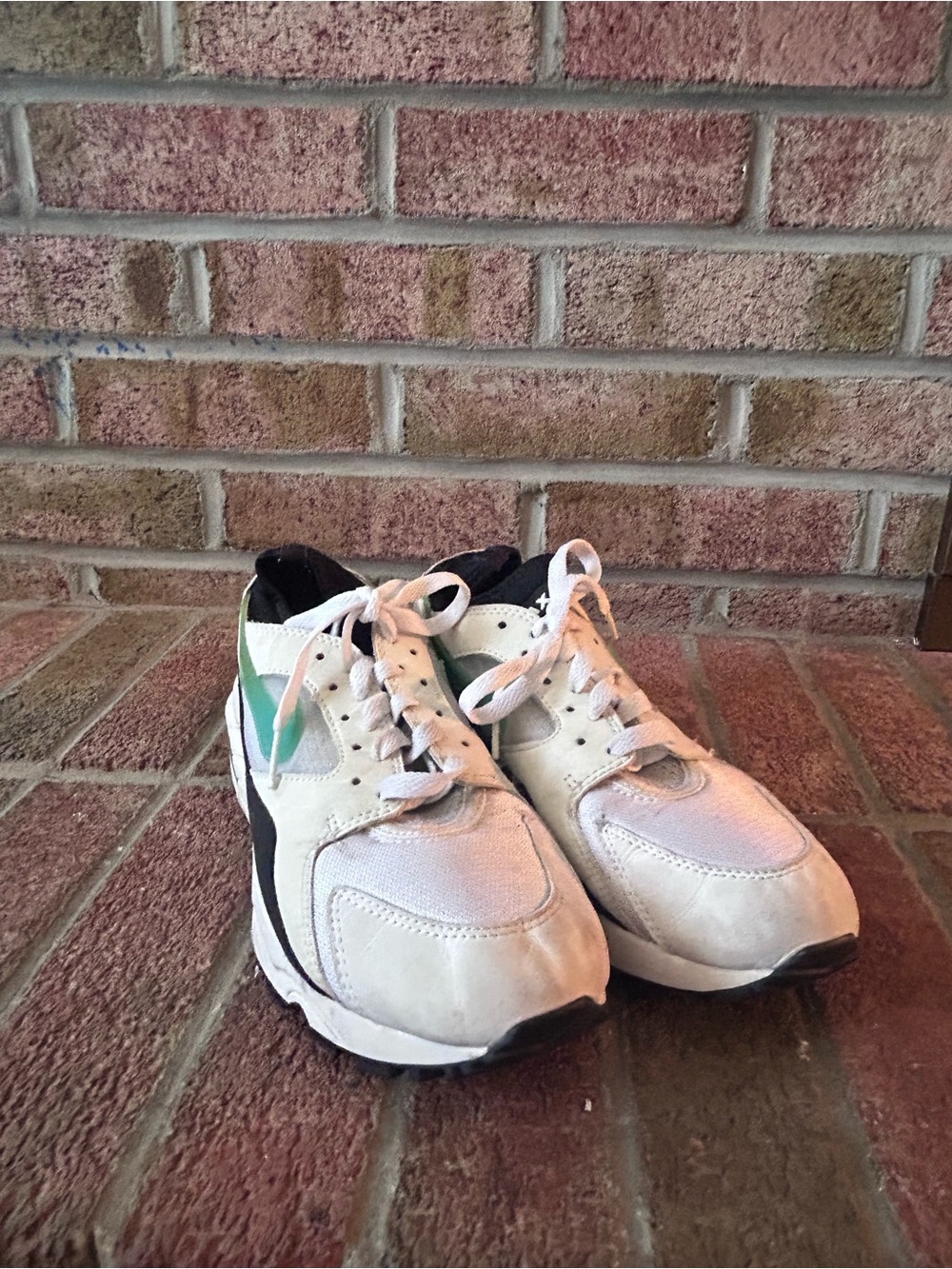Nike White and Black Athletic Sneakers with Teal Accent